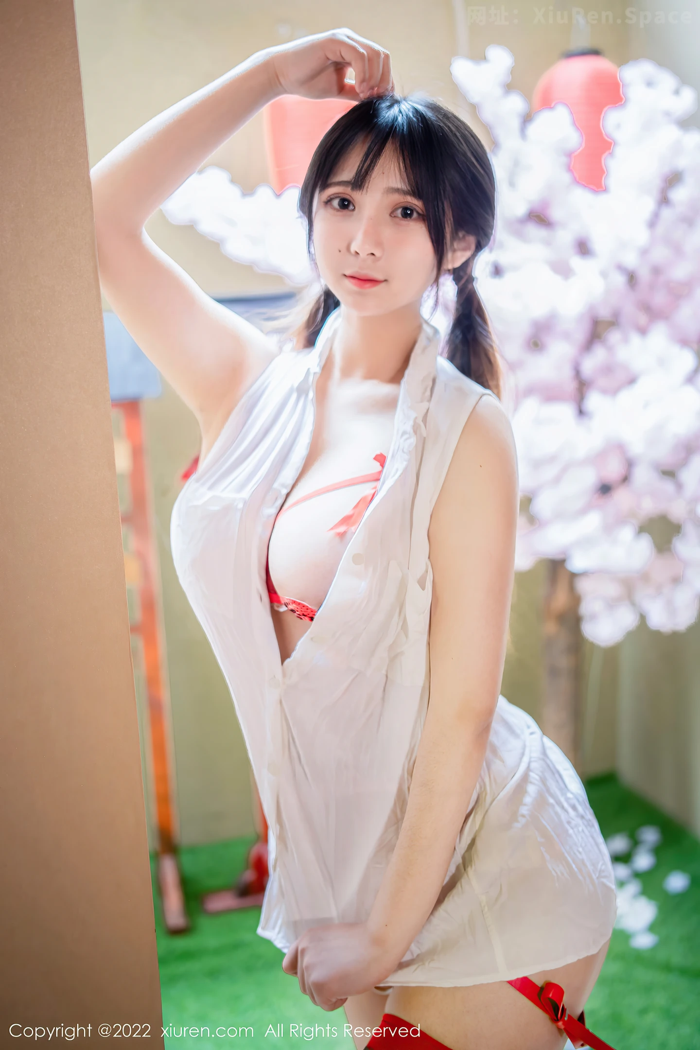 图片[2]-[XiuRen秀人网]VOL.4930 模特久久Aimee半脱白上衣露红色带子情趣装秀豪乳翘臀诱惑写真62P-秀人网官方网站